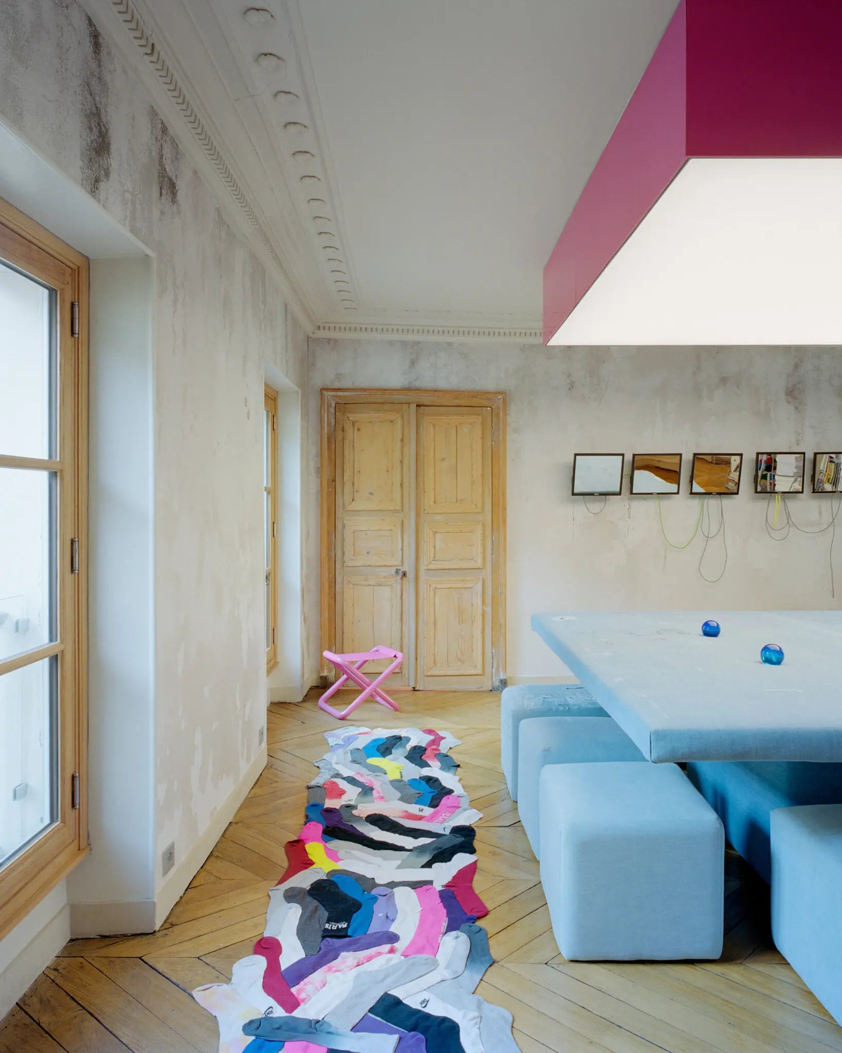 How pink and blue find their balance, from floors to furniture